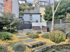 Lily Cottage - Chic yet Traditional with Lovely Garden Space